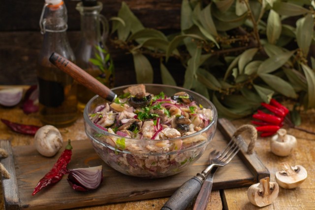 Сытный салат со свининой и грибами по-деревенски