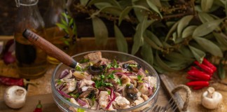 Сытный салат со свининой и грибами по-деревенски