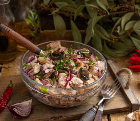 Сытный салат со свининой и грибами по-деревенски