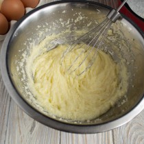 Вводим свежие куриные яйца и взбиваем ингредиенты Вводим свежие куриные яйца и взбиваем ингредиенты