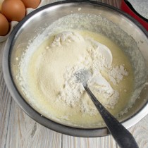 Насыпаем манную крупу, пшеничную муку и разрыхлитель теста Насыпаем манную крупу, пшеничную муку и разрыхлитель теста