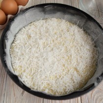 Смазываем форму маслом, присыпаем мукой, выкладываем тесто и посыпаем кокосовой стружкой Смазываем форму маслом, присыпаем мукой, выкладываем тесто и посыпаем кокосовой стружкой