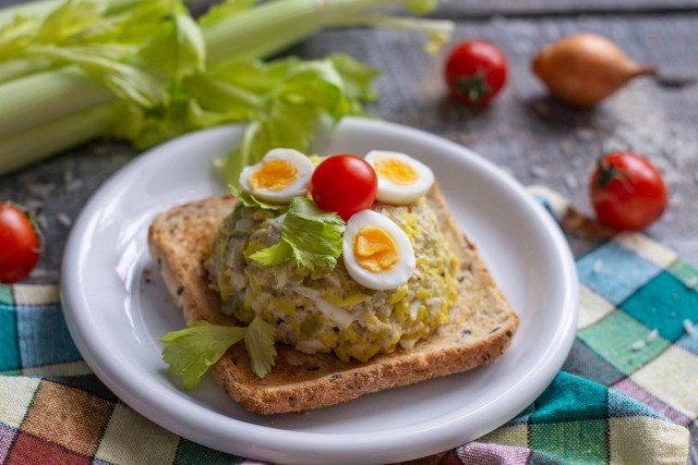 Простой и вкусный салат из печени трески с золотистым рисом