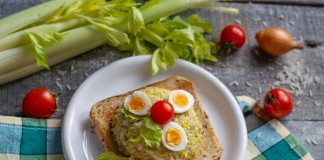 Простой и вкусный салат из печени трески с золотистым рисом