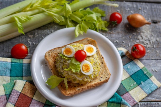 Простой и вкусный салат из печени трески с золотистым рисом Простой и вкусный салат из печени трески с золотистым рисом