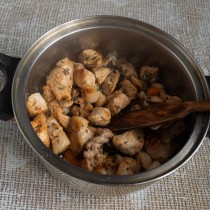Выкладываем кусочки мяса