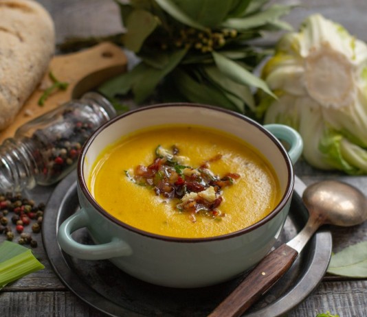 Крем-суп из цветной капусты с беконом — яркий цвет и вкус - Рецепты Рыжий крем-суп из цветной капусты с хрустящим беконом