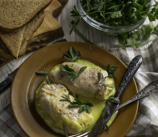 Сочный куриный рулет «Кордон Блю» с соусом бешамель