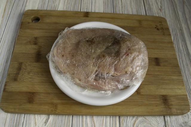 Отбитые кусочки курицы посыпаем солью и перцем, смазываем растительным маслом, накрываем пищевой плёнкой и убираем в холодильник