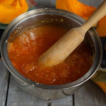 Слегка разминаем кусочки тыквы