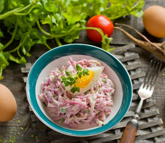 Весенний салат из редьки с яйцом и майонезом