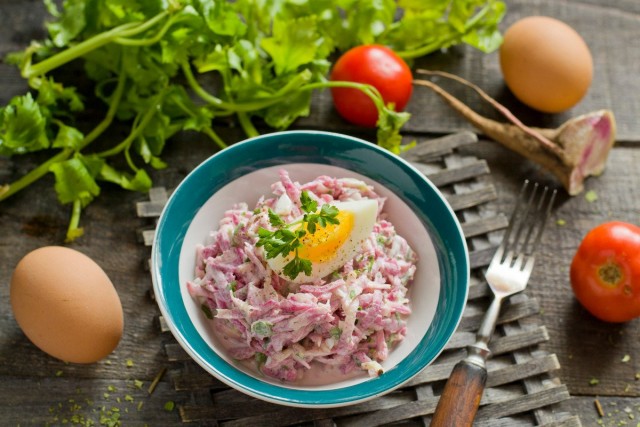 Весенний салат из редьки с яйцом и майонезом Весенний салат из редьки с яйцом и майонезом