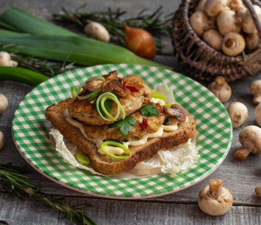 Нежные котлеты из куриной грудки с шампиньонами