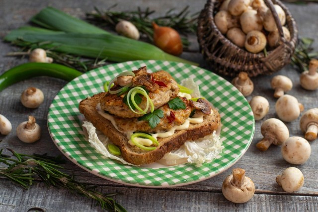 Сочные куриные котлеты с шампиньонами