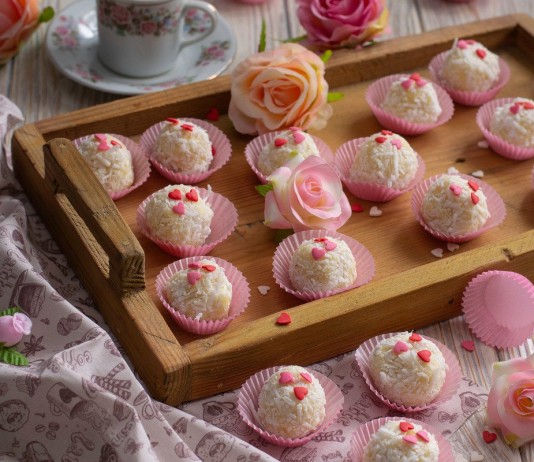 Нежные трюфели из белого шоколада с коньяком и кокосом - Рецепты Нежные трюфели из белого шоколада с коньяком и кокосом