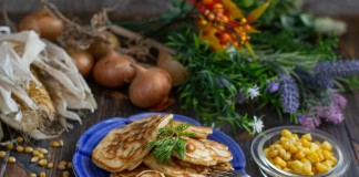 Оладьи с кукурузой и луком — настоящий домашний фаст-фуд