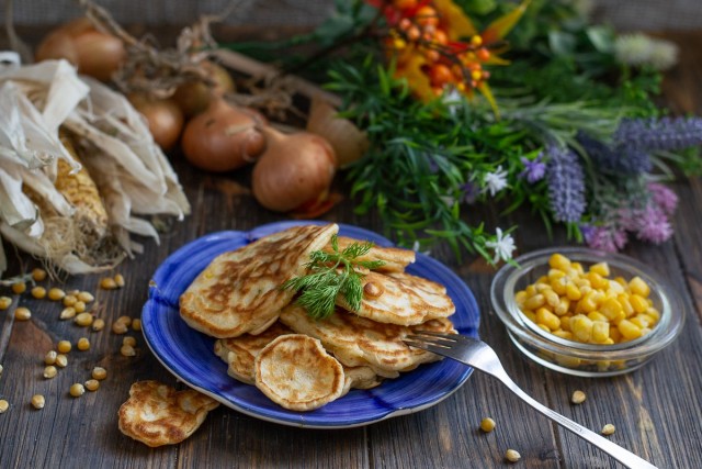 Оладьи с кукурузой и луком — настоящий домашний фаст-фуд