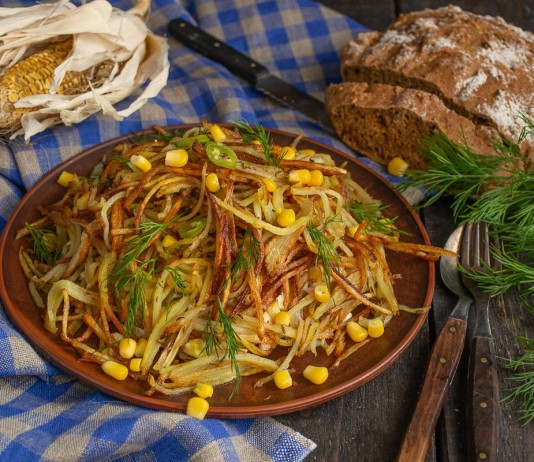 Оригинальный салат «Муравейник» с колбасой и кукурузой