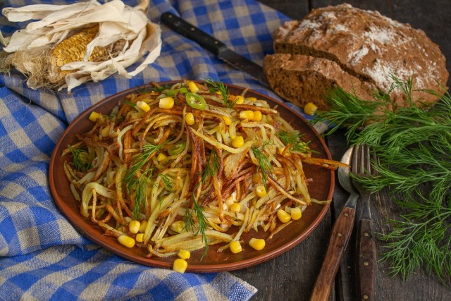 Оригинальный салат «Муравейник» с колбасой и кукурузой Оригинальный салат «Муравейник» с колбасой и кукурузой