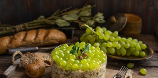 Питательный салат с пряной курицей и виноградом