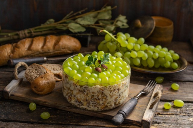 Питательный салат с пряной курицей и виноградом Питательный салат с пряной курицей и виноградом