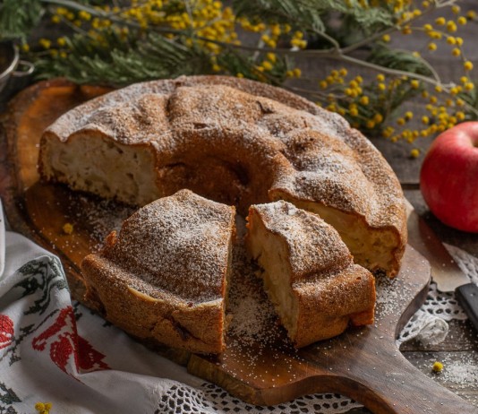 Постная шарлотка с яблоками и корицей на растительных сливках