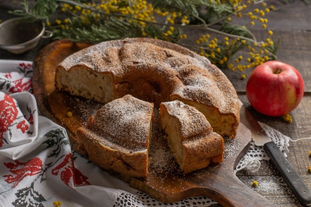 Постная шарлотка с яблоками и корицей на растительных сливках
