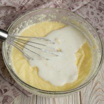 Наливаем в миску кефир 
