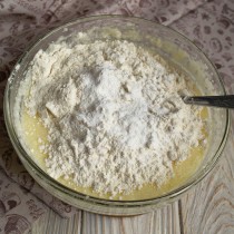 Просеваем сухие ингредиенты в миску и замешиваем тесто
