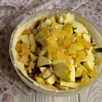 Добавляем нарезанные кубиками цукаты из ананаса