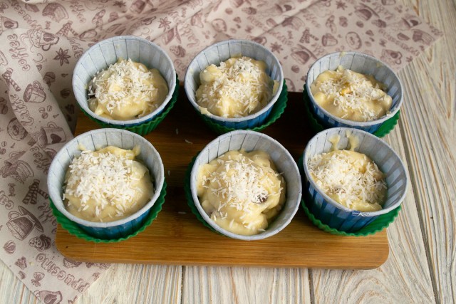 Посыпаем маффины кокосовой стружкой 