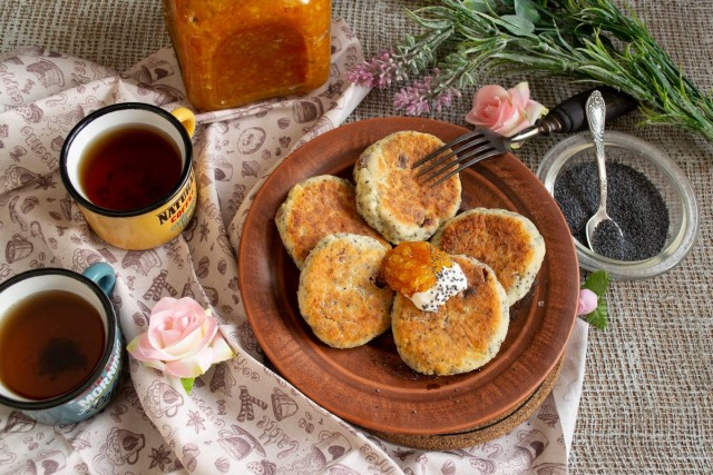 Сырники с маком и изюмом готовы! Подаём со сметаной и джемом