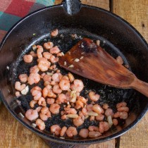 Обжариваем морепродукты