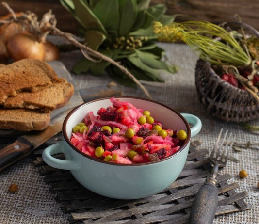 Винегрет с яблоком и квашеной капустой — вкусный салат к посту - Постные блюда Винегрет с яблоком и квашеной капустой — вкусный салат к посту