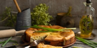 Заливной пирог с рыбными консервами и сыром без особых хлопот