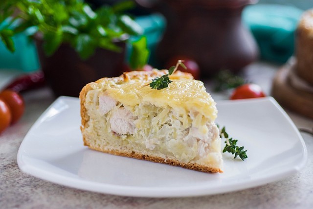 Открытый пирог с курицей и картофелем под сырной корочкой