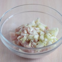 Добавляем порубленный лук Добавляем порубленный лук