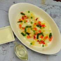 Посыпаем лук овощами и сбрызгиваем маслом Посыпаем лук овощами и сбрызгиваем маслом
