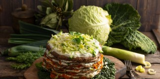 Нежный закусочный торт из куриной печени