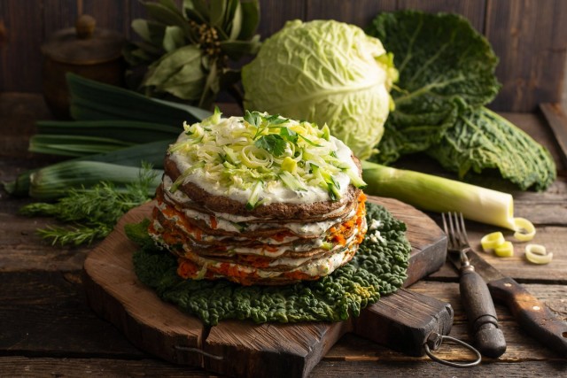 Нежный закусочный торт из куриной печени Нежный закусочный торт из куриной печени