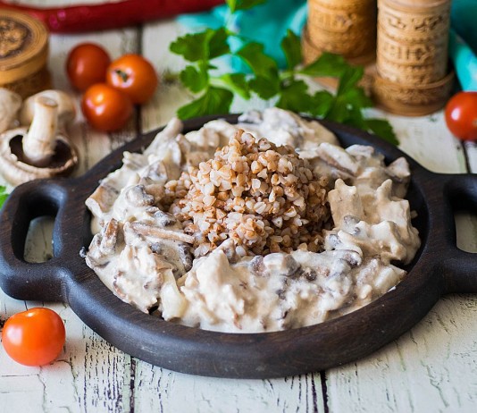 Универсальная подлива с курицей и грибами