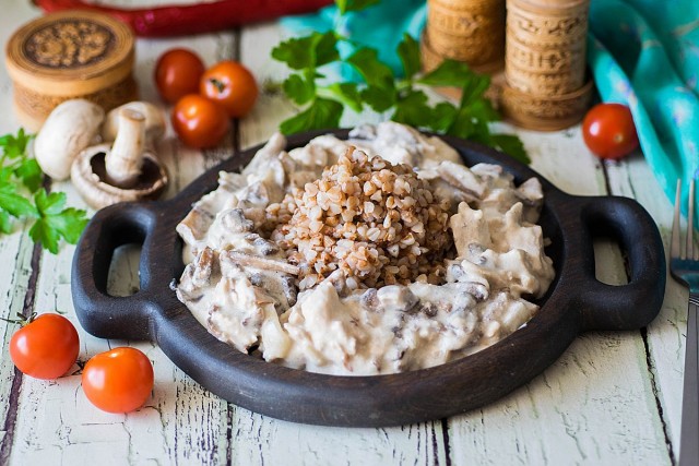 Универсальная подлива с курицей и грибами