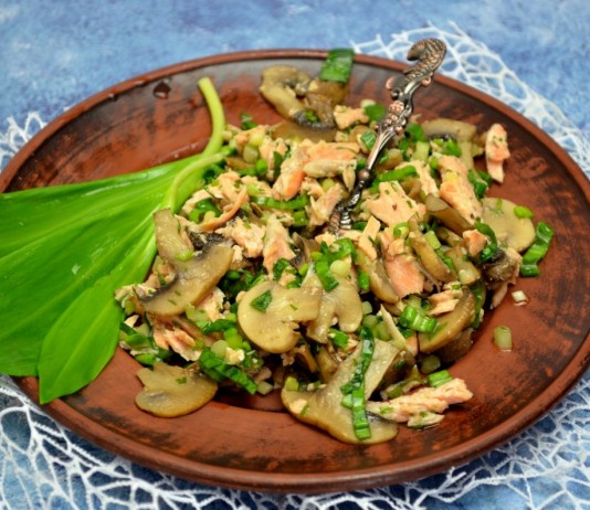 Весенний салат с черемшой, лососем и шампиньонами - Рецепты Салат с черемшой, лососем и шампиньонами — питательный весенний обед