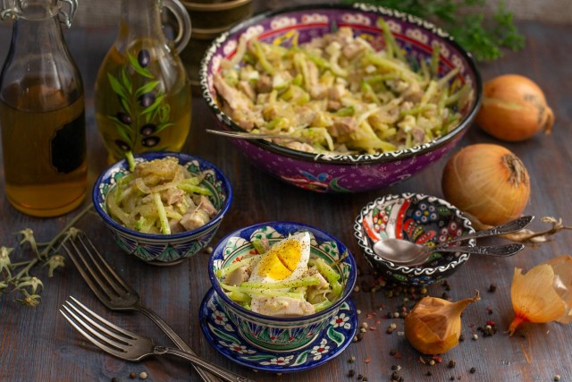 Пикантный салат «Узбекистан» с мясом и зелёной редькой Пикантный салат «Узбекистан» с мясом и зелёной редькой