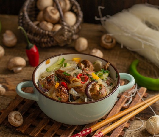 Тёплый салат с фунчозой, говядиной и грибами