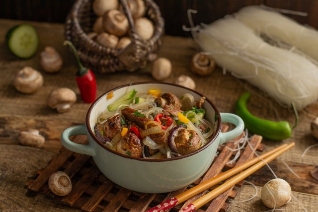 Тёплый салат с фунчозой, говядиной и грибами Тёплый салат с фунчозой, говядиной и грибами