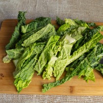 Нарезаем капустные листья полосками 