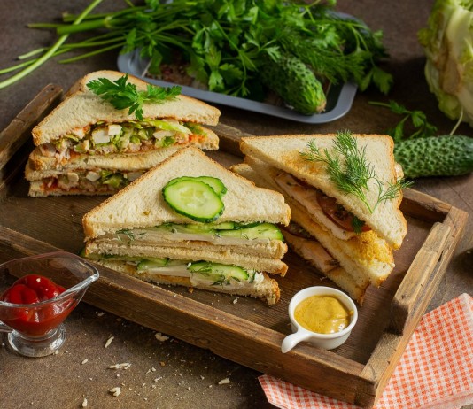 3 вкусных сэндвича: с огурцом, с курицей, с капустой и мясом
