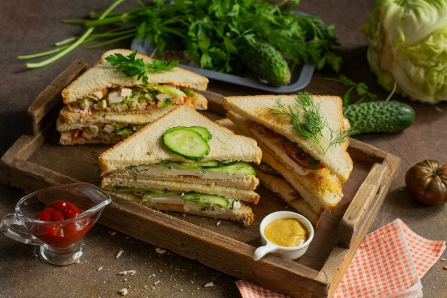 3 вкусных сэндвича: с огурцом, с курицей, с капустой и мясом