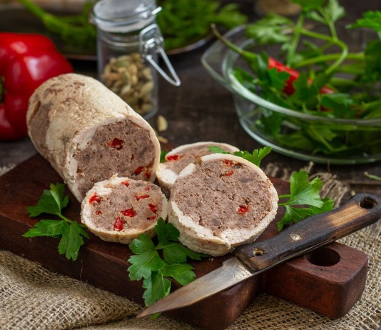 Диетический рулет из говядины с куриным филе